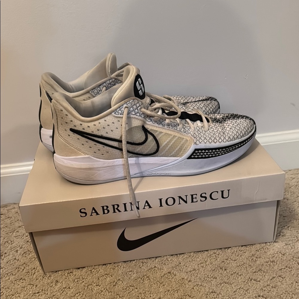 Nike Men's Shoes in Cream and Black